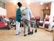 Der Gang liefert wichtige Anhaltspunkte zur Gesundheit einer Person. Ein Projekt will das Gehen daher exakter vermessen, vor allem bei Älteren. (Bild: KEYSTONE/CHRISTIAN BEUTLER)