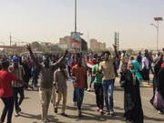 Jubel in Khartum: Demonstrierende feiern den Abgang von Langzeitpräsident Omar al-Bashir. (Bild: KEYSTONE/AP)