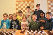 Sie bestritten das Jugend-Turnier des Schachclubs Altdorf. Hinten von rechts: das Siegertrio mit Andrin Baltermi (3.) Janis Waser (1.) und Zeno Orglmeister (2.). (Bild: Georg Epp, Altdorf, 8. April 2019)