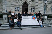 Über 350 Unterschriften finden sich auf dem Transparent. (Bild: Stefan Kaiser, Zug, 11. April 2019)