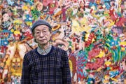 Keiichi Tanaami steht vor einem seiner bunten Werke im Luzerner Kunstmuseum. (Bild: Alexandra Wey/Keystone (Luzern, 5. April 2019))
