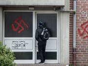 Nach den Razzien in vier Bundesländern wegen der mutmasslichen Bildung einer rechtsextremen Vereinigung haben die Ermittler einen dringenden Tatverdacht gegen 16 Menschen aus dem Raum Cottbus. (Bild: KEYSTONE/EPA DPA/MAJA HITIJ)