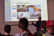 Referent Armin Heller zeigt auf, dass Ablenkung am Steuer die Hauptursache für Verkehrsunfälle ist. (Bild: Georg Epp, Altdorf, 11. April 2019)