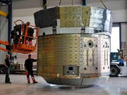 Der Prototyp eines ESA-Raumfrachters wurde am Donnerstag bei Ruag Space in Zürich verladen. (Bild: KEYSTONE/WALTER BIERI)