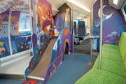 Bunt, aber unpraktisch: das Familienabteil im neuen Doppelstockzug. (Bild: PD)