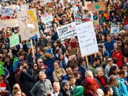 Zu Tausenden auf der Strasse, doch nur wenige an der Urne: Eine neue Studie zeigt, dass die Politikverdrossenheit vieler Jugendlicher noch immer gross ist. (Bild: KEYSTONE/VALENTIN FLAURAUD)