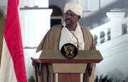 Der sudanesische Präsident Omar al-Bashir, hier zu sehen bei einer Rede im Februar, ist gemäss Berichten eines sudanesischen Senders zurück getreten. (Bild ab Video: Keystone, Khartum, 22. Februar 2019)