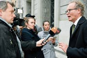 Der deutsche Anwalt Eckart Seith, Beschuldigter im «Cum-Ex»-Steuerprozess, beantwortet Fragen nach der Urteilsverkündigung vor dem Zürcher Bezirksgericht gestern. Bild: Walter Bieri/Keystone (11. April 2019)
