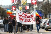 16 Jahre her, aber das Thema Waffen bleibt aktuell: Der Ostermarsch 2003 auf der Kreuzlinger Hauptstrasse. (Bild: Susann Basler - 19.4.2003)