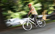 E-Bikes sind auch bei Urnern immer beliebter. (Bild: Tobias Hase/Keystone)