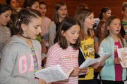 Knapp 60 Kinder der Mittelstufe aus dem ganzen Kanton erfüllen die Wartburg mit Musik und Tanz. (Bild: Isabelle Merk)