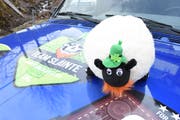 Das Schaf mit Bart und Hut ist das Team-Maskottchen und überall mit dabei. Einen Namen hat es bisher noch keinen. (Bild: Urs M. Hemm)