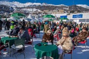 Dies Schals werden vor allem von Superreichen illegal ins Land eingeführt und dann beispielsweise in St. Moritz getragen. (Symbolbild: Giancarlo Cattaneo / Keystone, St. Moritz, 4. Februar 2018)