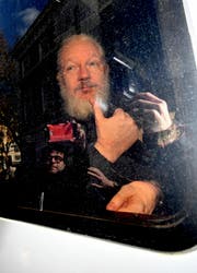 Auf der Autofahrt zum Magistratsgericht von Westminster gestikulierte Julian Assange durchs Fenster Schaulustigen zu. (Bild: Victoria Jones/AP (11. April 2019))