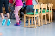 Kinder sollen in der Stadt Luzern künftig in Kitas und Spielgruppen Deutsch lernen. (Symbolbild: Keystone/Christian Beutler)