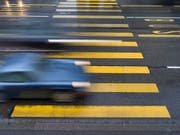 Wer müde am Steuer sitzt, reagiert langsamer und schätzt Geschwindigkeiten falsch ein, warnt die Beratungsstelle für Unfallverhütung. (Bild: KEYSTONE/GAETAN BALLY)