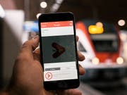 SBB und Postauto wollen den Fahrgästen den Zugang zum öffentlichen Verkehr weiter erleichtern. Sie planen eine gemeinsame App, die als umfassender Reisebegleiter dienen soll. (Bild: KEYSTONE/CHRISTIAN BEUTLER)