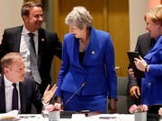 Die britische Premierministerin Theresa May kann sich in der Nacht auf Donnerstag erneut über Zugeständnisse der EU an Grossbritannien freuen. (Bild: KEYSTONE/AP EPA POOL/OLIVIER HOSLET)