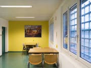 Acat kritisiert zum Teil «unmögliche Besuchszeiten und unangepasste Besucherräume» für Kinder von Inhaftierten in Schweizer Gefängnisse - hier der Besucherraum im Flughafengefängnis Kloten. (Bild: Keystone/CHRISTIAN BEUTLER)