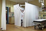Gemäss dem Vorschlag der SP soll das Angebot im Gesundheitswesen besser koordiniert werden. (Bild: Gaetan Bailly/Keystone)