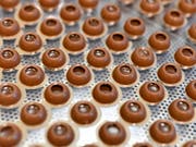 Der weltgrösste Schokoladehersteller profitierte von einem guten Marktumfeld und steigert die Verkäufe und den Gewinn im Halbjahr. (Bild: KEYSTONE/WALTER BIERI)