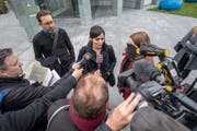 Jolanda Spiess-Hegglin beantwortet nach dem Prozess in Zug Medienfragen. (Bild: Urs Flüeler / Keystone, Zug, 10. April 2019)