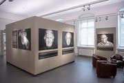Die Ausstellung zeigt die Schicksale von Überlebenden - im Porträt, Interviews oder Texten.