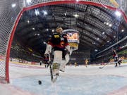Für ihn wird es ganz speziell: SCB-Goalie Leonardo Genoni wechselt auf die neue Saison hin von Bern zu Finalgegner Zug (Bild: KEYSTONE/ANTHONY ANEX)