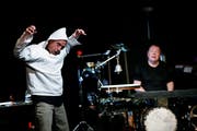 Walter Sigi Arnold und Beat Föllmi (von links) sorgen für Lacher und regen zum Nachdenken an. (Bild: Stefan Kaiser, Zug, 10. April 2019)