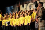 Der grosse Chor singt während des Musicals.