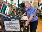 Gründer und Kurator des Textilmuseum Sorntal Niederbüren, Gottlob Lutz, an einer der ausgestellten Maschinen. (Bild: Andrea Häusler)
