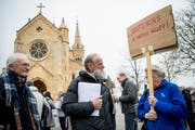 Der 63-jährige Pfarrer Norbert Valley am Rande einer Solidaritätskundgebung in Neuenburg. (Bild: Jean-Christophe Bott/Keystone (11. April 2019))