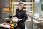 Susanne Balazs backt in ihrer «Wirkstatt Küche» in Eggersriet gluten- und laktosefreie Produkte. (Bild: Ralph Ribi)