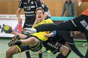 Tobias Wetzel vom TSV St.Otmar im Kampf gegen Spieler vom BSV Bern. (Bild: Michel Canonica - 24. Februar 2019)