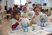 Eliz Roth (links), die üblicherweise in Ägypten zur Schule geht, zusammen mit Urner Kindern beim Basteln. (Bild: Urs Hanhart, Andermatt, 11. April 2019)