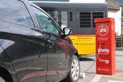 Ein Auto wird an der Elektrotankstelle des Elektrizitätswerks Nidwalden (EWN) beim Bahnhof Stans mit Strom betankt. (Bild: Matthias Piazza, Stans, 24. Juni 2018)