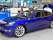 Die lange verzögerte Auslieferung der Tesla Model 3 in der Schweiz führt im März zu einem statistischen «Tesla-Verkaufsboom». (Bild: KEYSTONE/WALTER BIERI)
