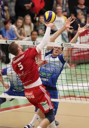 Matevû Kamnik Volley Amriswil (Blau) gegen 5 Radisa Stevanovic Lausanne UC, 1. Spiel Playoff Final in der Sporthalle Tellenfeld Amriswil. (Bild: Mario Gaccioli)