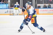 Für den EV Zug am Puck: Reto Suri. Bild: Claudio Thoma/Freshfocus (Zug, 4. April 2019)