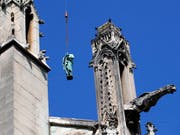 Die Paulus-Statue wird vom Turm der Kathedrale Notre-Dame auf den Boden geholt. Die Statuen der zwölf Apostel und der vier Evangelisten müssen restauriert werden und sind deshalb erstmals seit über hundert Jahren aus der Nähe zu betrachten. (Bild: KEYSTONE/AP/FRANCOIS MORI)