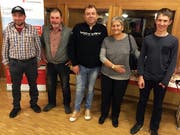 Die fünf qualifizierten Jasser (von links): Walti Windlin (Telefon), Sepp Flück (am Tisch), Hery Durrer (Ersatz), Monika von Rotz (Jasserin am Tisch), Janik Ettlin (Jugendlicher am Tisch). (Bild: PD)