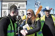Aktivistin Ingrid Levavasseur mit Mitstreitern der Gelbwestenbewegung an einer Demonstration in Paris. (Bild: Julien De Rosa/EPA ()