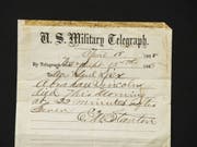Dieses über 150 Jahre alte Telegramm mit der Nachricht von Präsident Lincolns Ableben steht zum Verkauf. (Bild: Keystone/AP/MATT ROURKE)