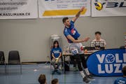 Strahinja Brzakovic von Volley Luzern mit einem Smash. (Bild: Nadia Schärli, Luzern, 6. April 2019)
