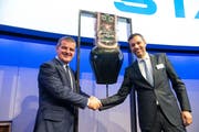 Stadler-Hauptaktionär und -Verwaltungsratspräsident Peter Spuhler (links) mit Daniel Schmucki, Finanzchef der Schweizer Börse, am Freitag beim Börsengang des Schienefahrzeugbauers Stadler in Zürich. (Bild: PD (12. April 2019))