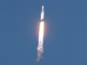 Die gegenwärtig stärkste Trägerrakete der Welt, die Falcon Heavy von SpaceX, hat in der Nacht auf Freitag ihren ersten kommerziellen Einsatz erfolgreich absolviert und einen Satelliten ins All gebracht. (Bild: KEYSTONE/AP/JOHN RAOUX)