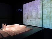 Ein Modell des St. Galler Klosters, links, und eine Projektion des Planes, in der Ausstellung «Das Wunder der Überlieferung – Der St.Galler Klosterplan und Europa im frühen Mittelalter» in St. Gallen. (Bild: KEYSTONE/GIAN EHRENZELLER)