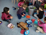 Die Chancengleichheit von Kindern soll schon vor dem Kindergartenalter gefördert werden. Das will nach einigem Hin und Her die Bildungskommission des Nationalrates. (Bild: KEYSTONE/ELISABETH REAL)