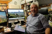 Hans Stricker mit dem gedruckten Kompaktband des Werdenberger Namenbuchs vor der gleichnamigen Website. (Bild: Heini Schwendener)