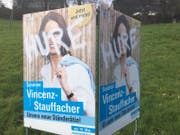 Verunstaltetes Wahlplakat in Flawil. (Bild: pd)